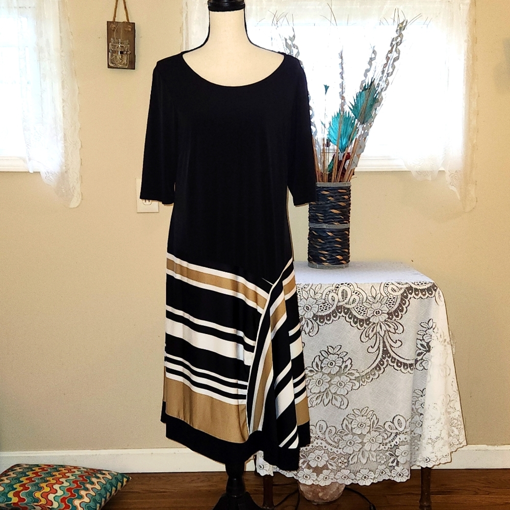 Avenue Plus Size Striped Bottom Scoop Neck Dress Size 14/16.   B-14